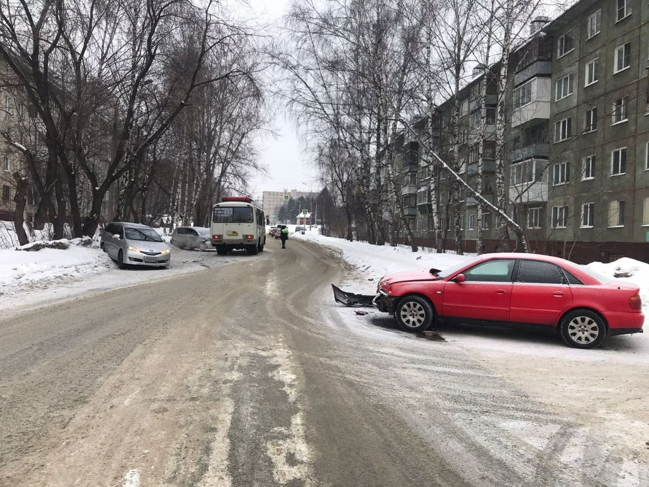 Два человека попали в больницу после столкновения трех легковушек и ПАЗа в  Томске | 29.02.2024 | Томск - БезФормата