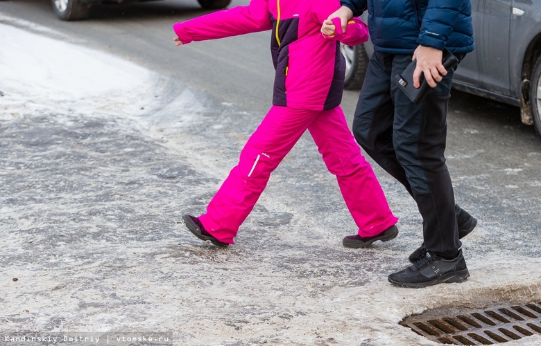 «Невозможно ходить»: жители Томска жалуются на сильную наледь на тротуарах