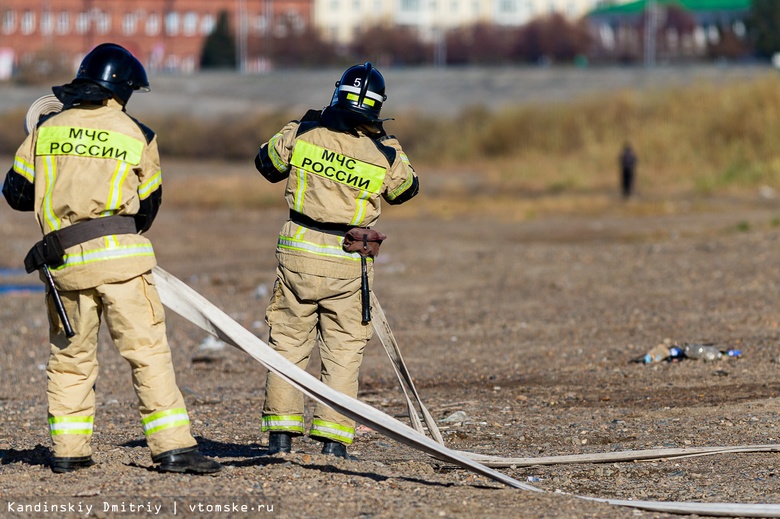 Томские пожарные выяснили, кто быстрее сможет поразить мишень водой