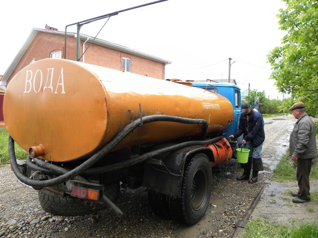 На улице Усова в субботу прорвало магистральный водопровод