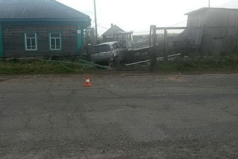 Подросток в Колпашево пострадал, врезавшись на Honda в забор и телегу