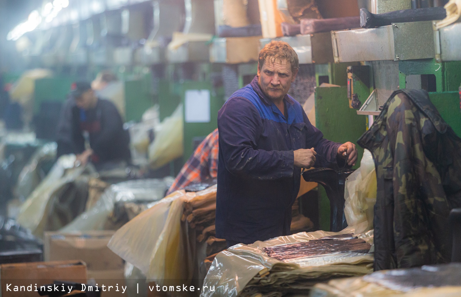 Люди работают на заводе