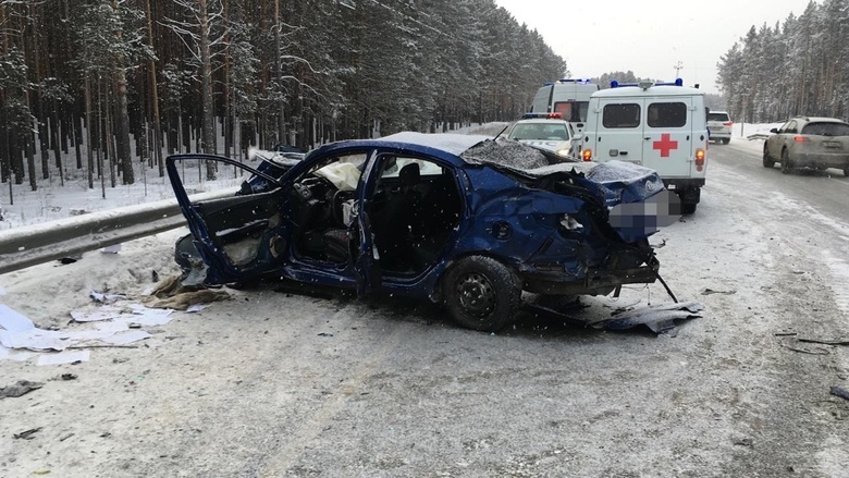 Иномарка столкнулась с грузовиком на трассе под Томском, пострадали трое