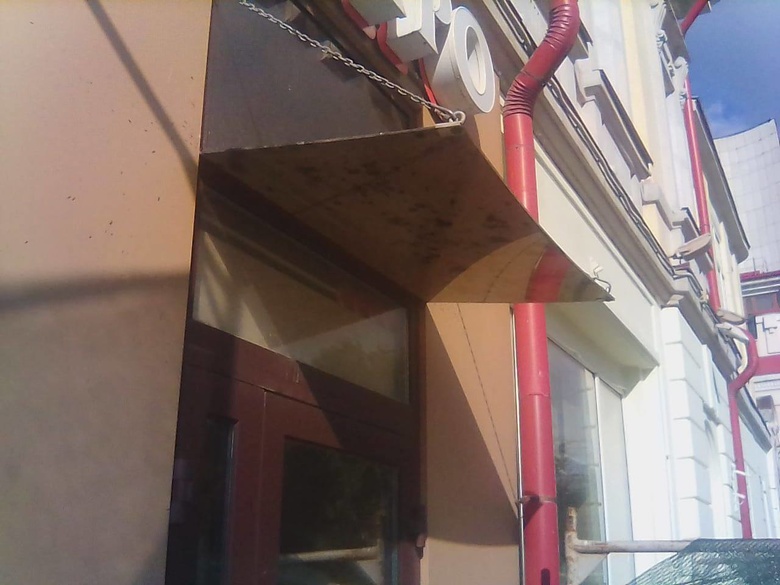 Стеклянный козырек здания рухнул в Томске. Женщина получила травму головы