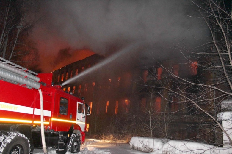 Пожарные сдержали распространение огня в бывшем училище связи в Томске