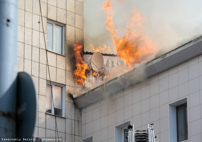 Обрушение кровли и потолочных перекрытий произошло в горящем здании на Кирова
