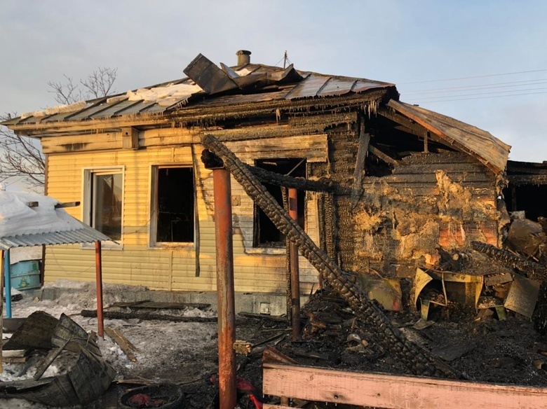 Пожилая семейная пара погибла при пожаре в жилом доме под Северском