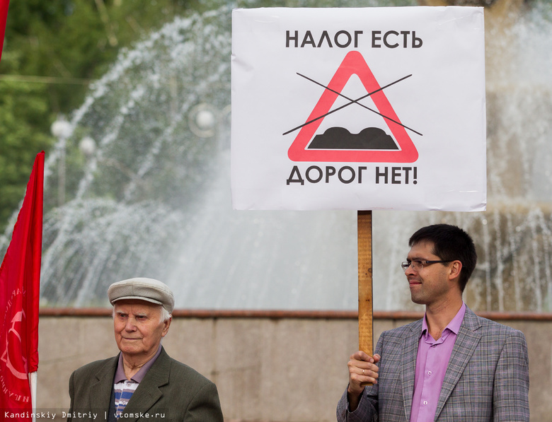 Активисты вышли на пикет против плохих дорог и роста цен на бензин (фото)