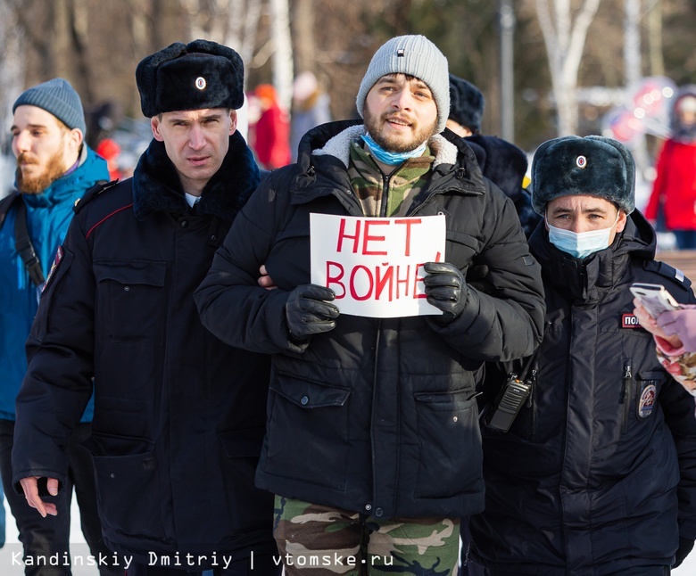 Антивоенные пикеты проходят в Томске. Есть задержанные