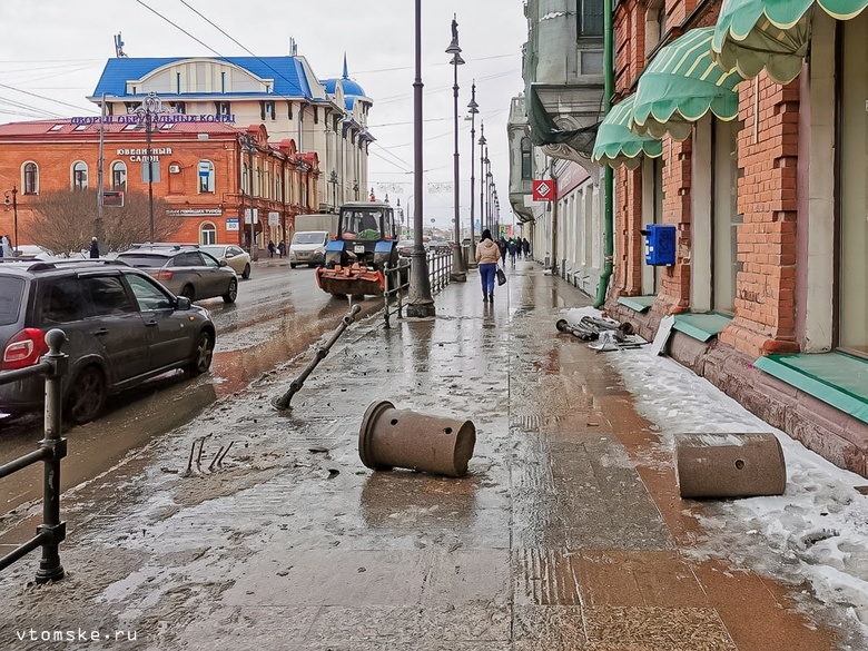 Автобус снес забор и гранитное ограждение в центре Томска