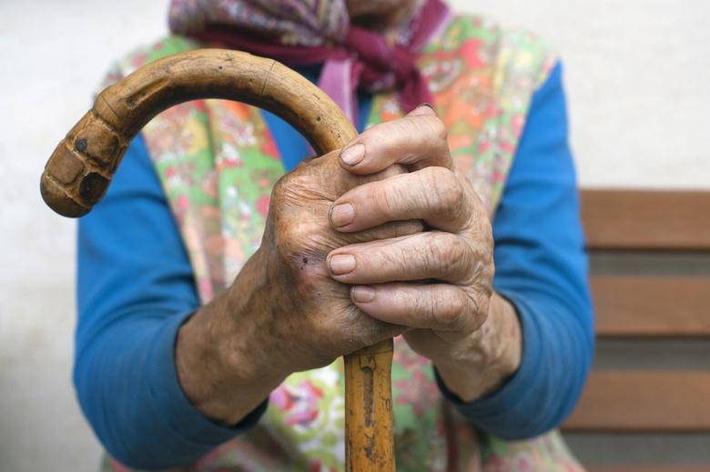 В Томске пристав помог пенсионерке, вышедшей в халате на мороз и забывшей дорогу домой