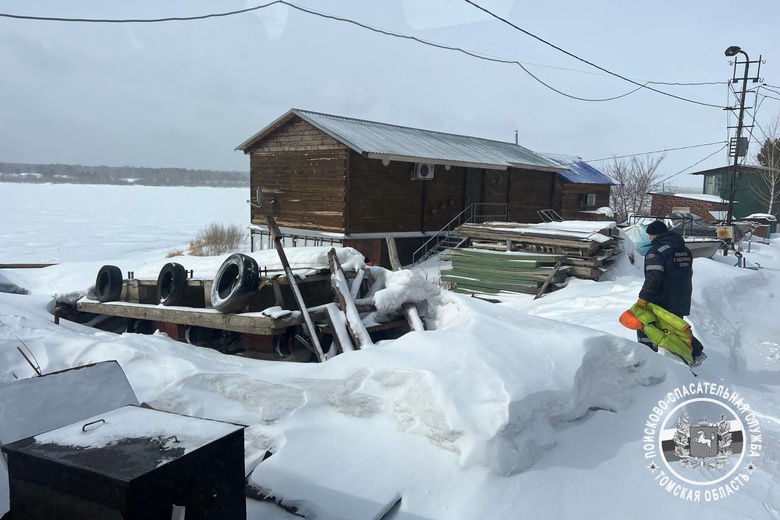 Спасатели помогли выбраться со льда на Томи рыбаку, которому стало плохо