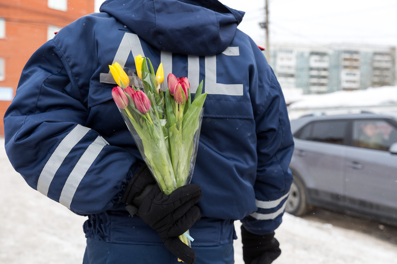 «Цветочный патруль»: сотрудники ГИБДД подарили томским автоледи 200 тюльпанов