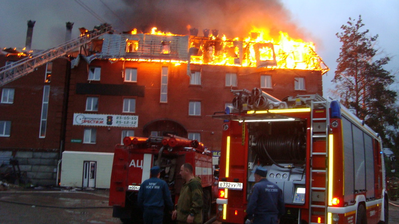 Из горевшего здания на Знаменском пожарные эвакуировали машины и оргтехнику (фото)