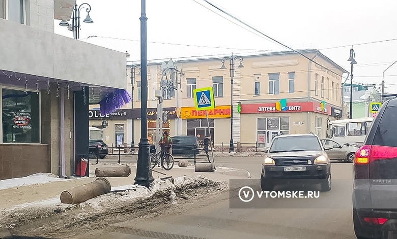 Грузовик снес ограждение в центре Томска