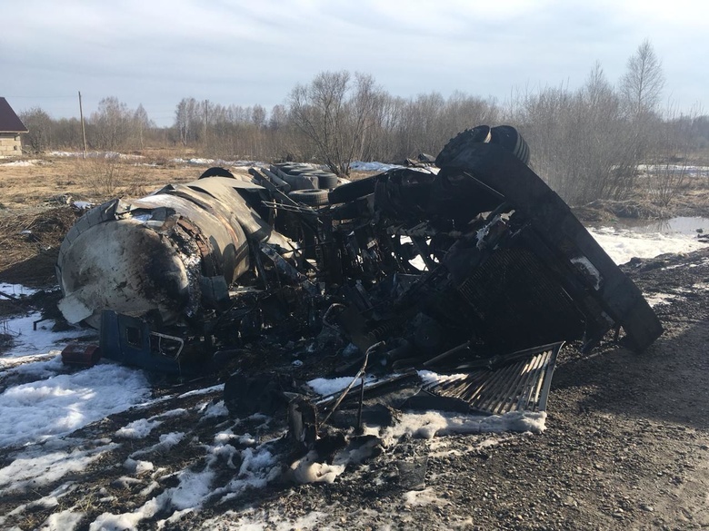 Грузовик с цистерной перевернулся на трассе в Томской области