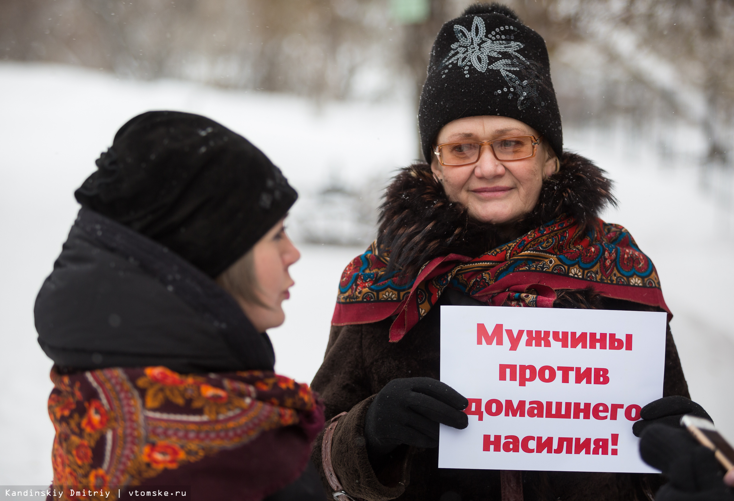 Против домашнего. Инсталляция против домашнего насилия. Против гендерного насилия. Инсталляция против насилия в Минске. Инсталляция против домашнего насилия в Минске надписи.