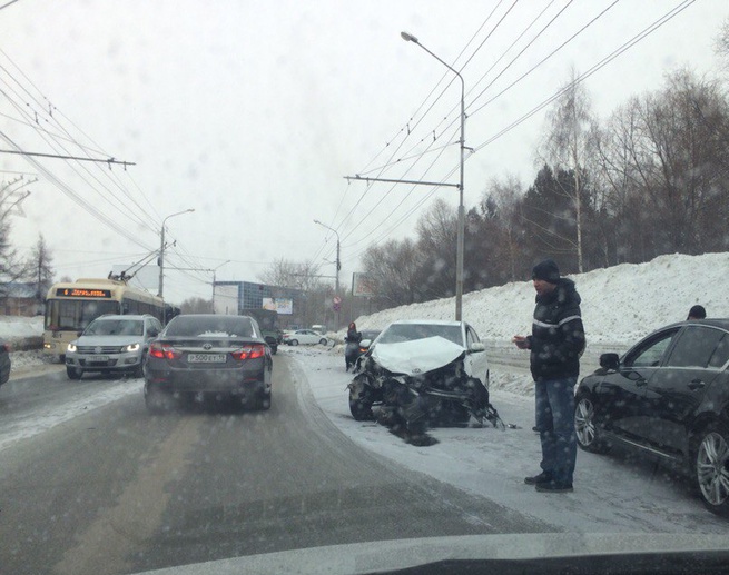 Два встречных автомобиля Kia столкнулись на Мира в Томске