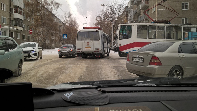 Трамвай и маршрутка столкнулись в Томске