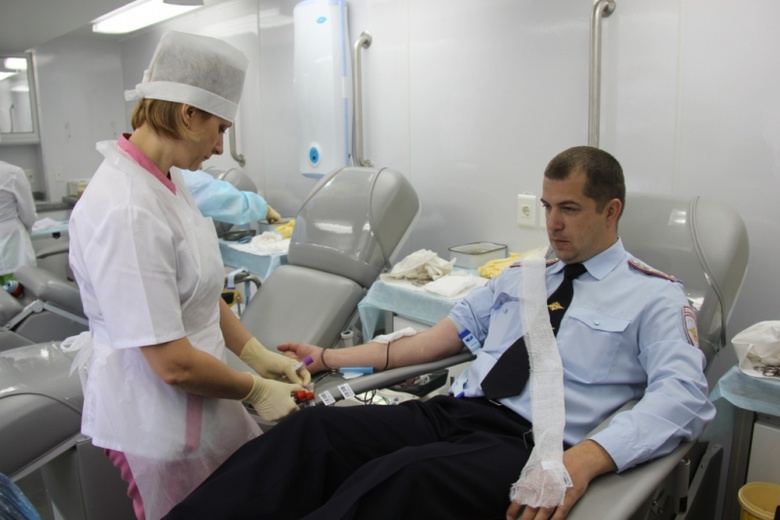 Томские полицейские за три часа сдали 40 литров крови