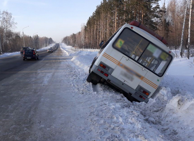 Автобус с пассажирами съехал в кювет на трассе под Томском