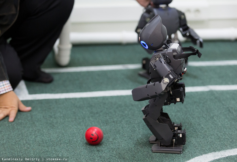 Студенты ТУСУРа выступят с роботами-футболистами на фестивале в Петербурге