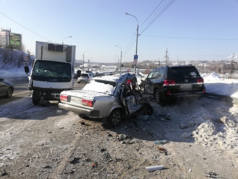 Водителя ВАЗа увезли в больницу после столкновения трех машин в Томске