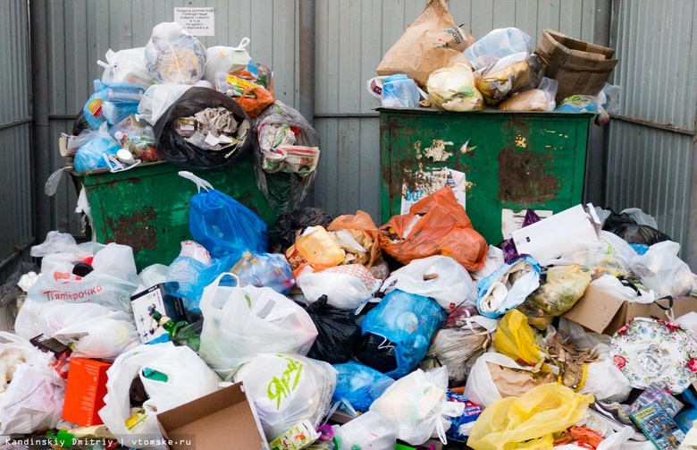 Житель многоэтажки в Томске захламил квартиру мусором, принося его с помойки