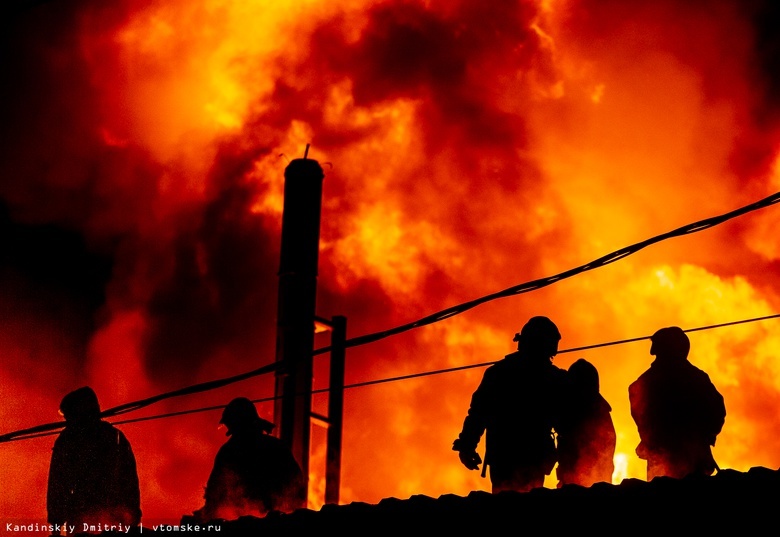 Многоквартирный дом сгорел в Томске. Жильцы эвакуировались, пострадали 2 человека