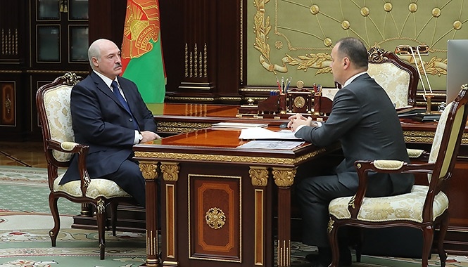 Александр Лукашенко и Роман Головченко (справа)