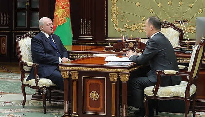 Александр Лукашенко и ​Роман Головченко (справа)