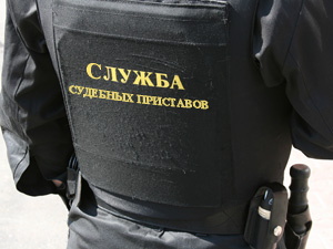 В Колпашевском районе мужчина снял с себя сапоги и отдал приставам за долги