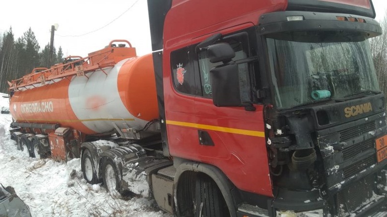 Грузовик, перевозивший 28 тонн топлива, съехал в кювет на томской трассе
