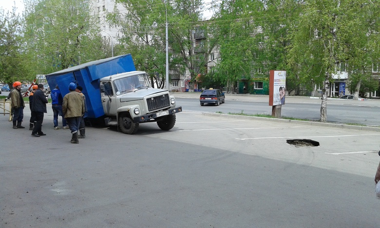 Приехавший устранять подтопление грузовик «ТомскРТС» провалился под асфальт