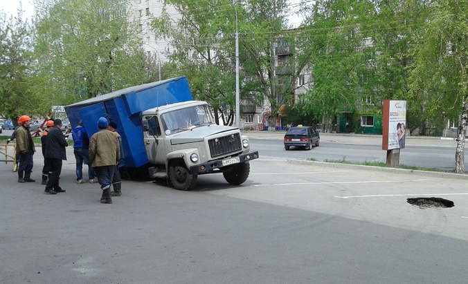 Приехавший устранять подтопление грузовик «ТомскРТС» провалился под асфальт