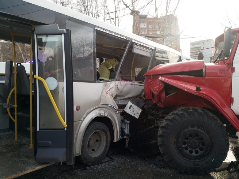 В полиции назвали причину столкновения пожарной машины и автобуса в Томске