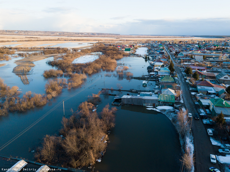 Власти: вода подступает к домам в Черной Речке из-за затора на Томи