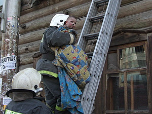Пожарные спасли из огня троих детей