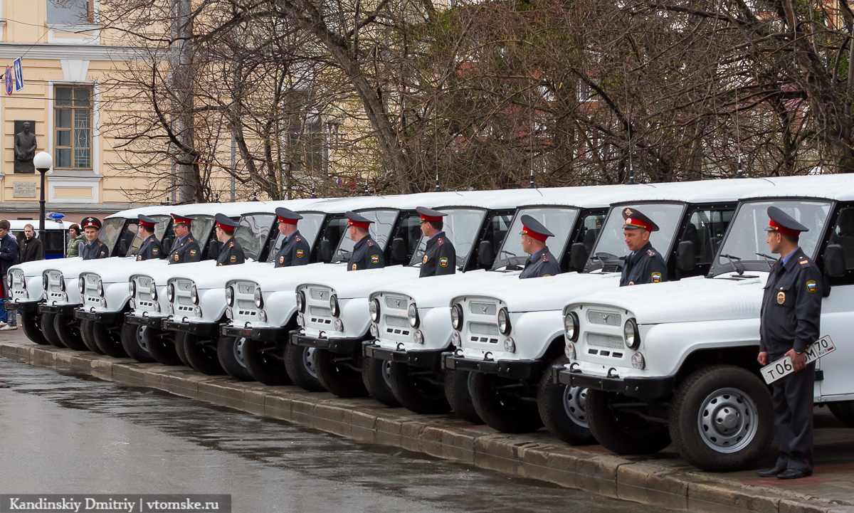 Губернатор на общегородском разводе вручил полицейским 37 новых автомобилей (фото)