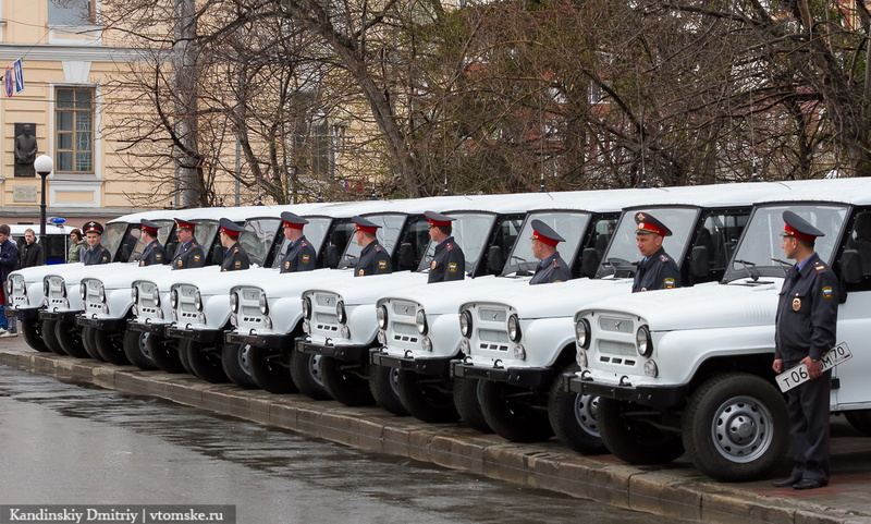 Губернатор на общегородском разводе вручил полицейским 37 новых автомобилей (фото)