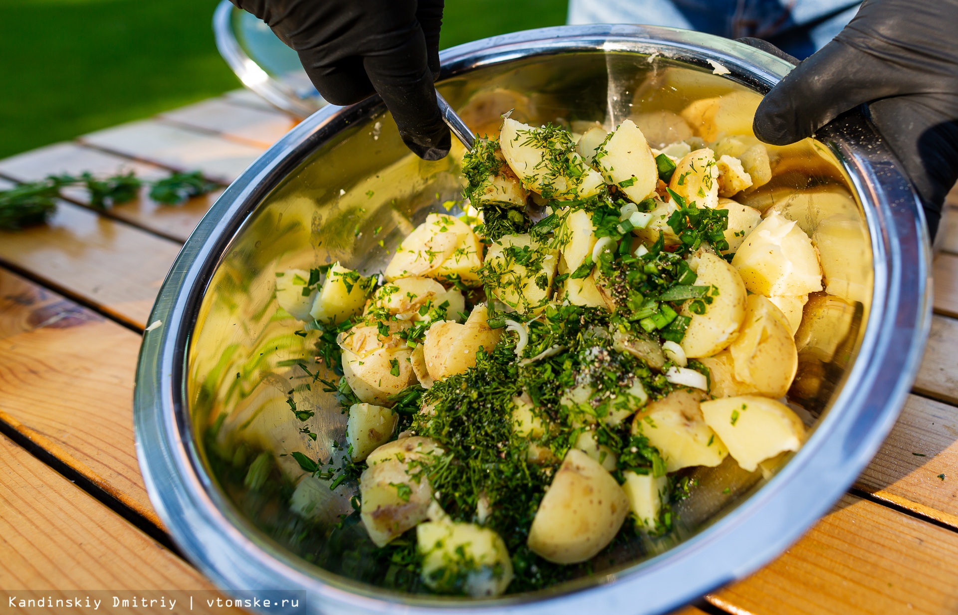 Картофельный салат с колбасками и беконом