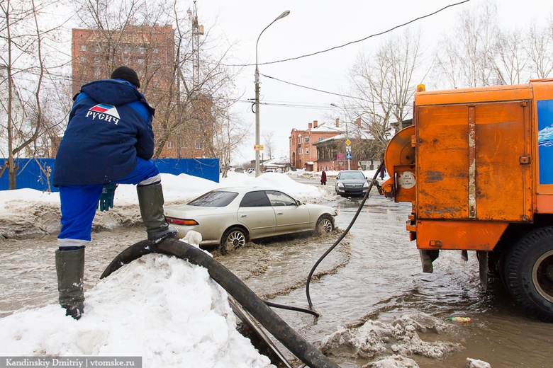 Специалисты откачивают воду с возможных участков подтопления в Томске