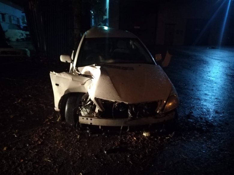 Водитель Toyota врезался в дерево в Томске и скрылся, оставив машину и двоих пострадавших