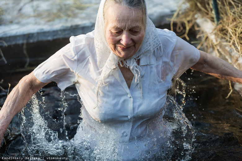 Более четырех тысяч томичей приняли участие в крещенских купаниях