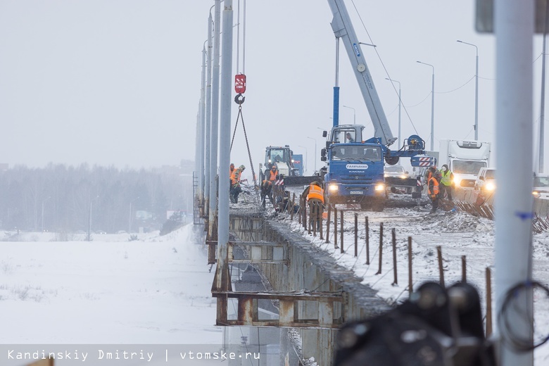 Специалисты завершают устройство ледовой дороги у Коммунального моста в Томске