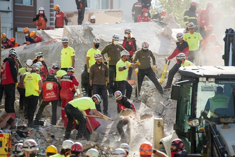 Сотни человек погибли и тысячи пострадали после землетрясения в Турции. Главное