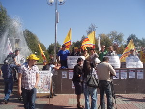 Справедливороссы принесли на пикет в поддержку депутата Гудкова карикатуру на «ЕдРо»