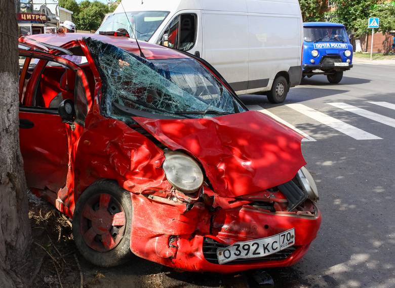 Пассажиры Matiz пострадали в столкновении с Peugeot на Ленина (фото)