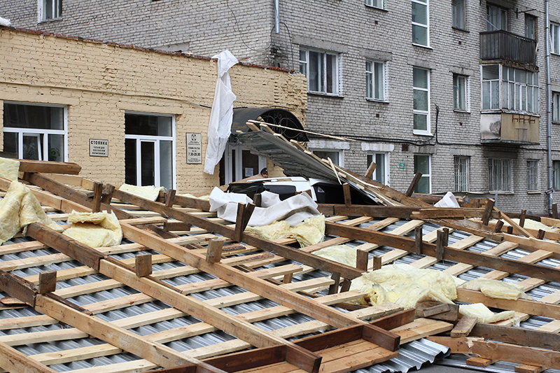 Порывы ветра сорвали крышу со здания поликлиники на проспекте Ленина (фото)