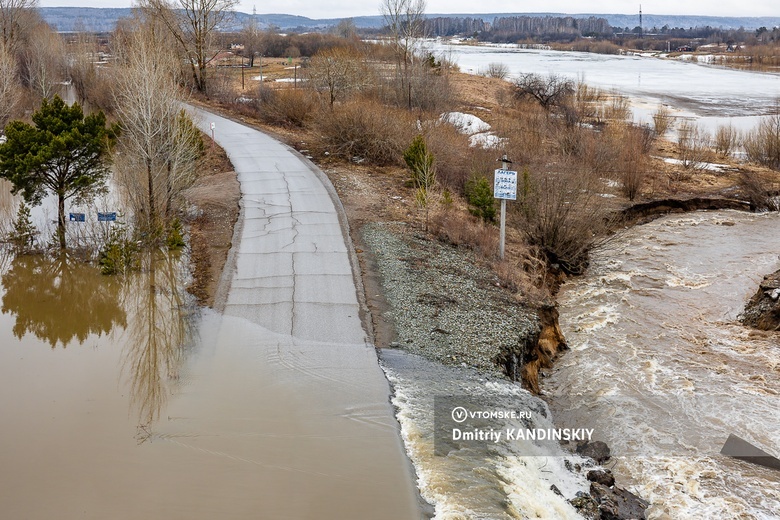 Разлившаяся река разрушила дорогу под Коммунальным мостом в Томске
